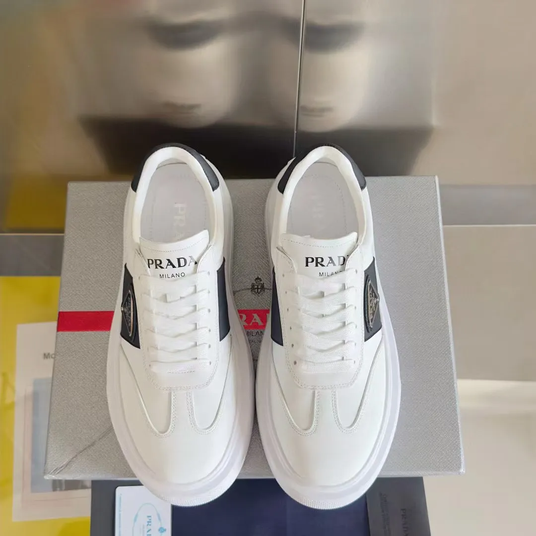 👟👟Ex-factory price 600👟👟 Couple model Prada Latest Couple model Triangle logo Thick sole Casual white shoes Sneakers Original purchase development and production This sneaker combines simple lines and distinctive details into a modern design. The leather upper presents a refined silhouette, with the Prada contrasting logo embellished on the tongue and side inserts. Exquisite packaging at the delivery counter 🛍📦 ▪️Fabric: Original custom imported cowhide material ▪️Lining: Original custom made soft sheepskin ▪️Sole: Original molded non-slip rubber outsole ▪️Sole thickness: 4CM ▪️Size: Women's 35-40 / Men's 39-45